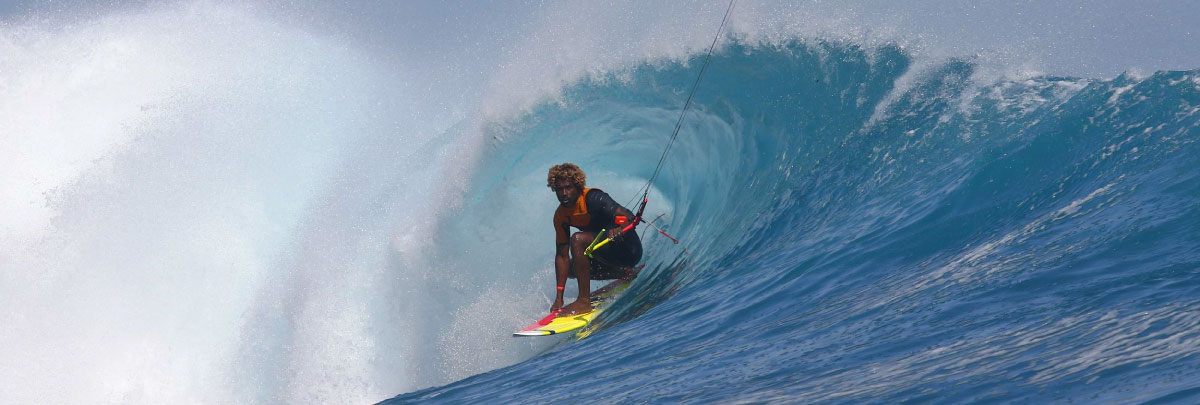 Mitu Monteiro surfant la vague pour le GKA Tour