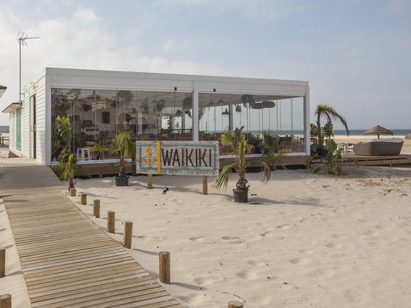 Waikiki beach bar in Tarifa with beach concert every week directly on the beach