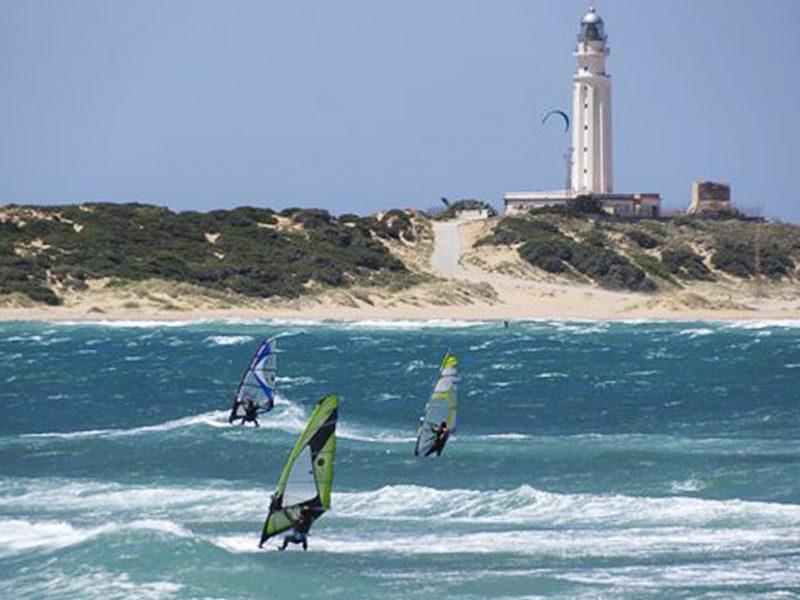 Spot de windsurf a Canos De Meca avec vagues