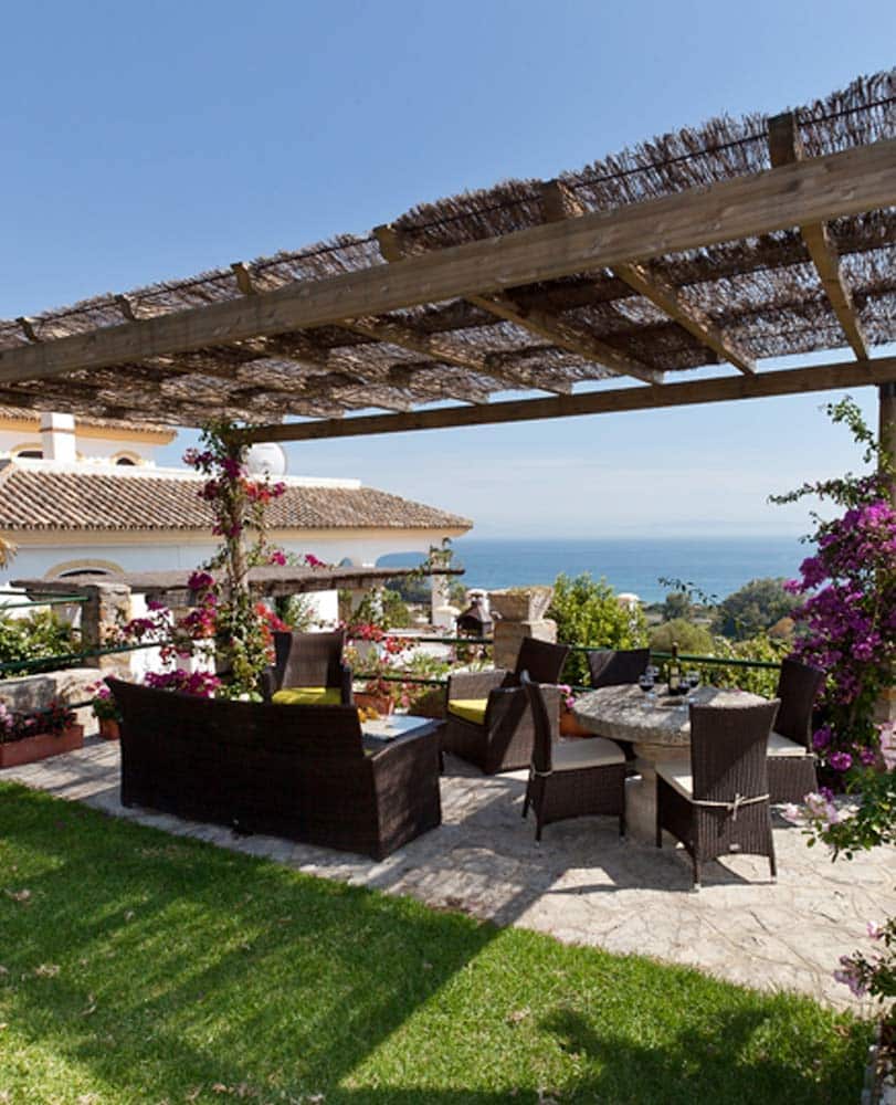 Jardin avec vue océan de la villa retraite Yoga