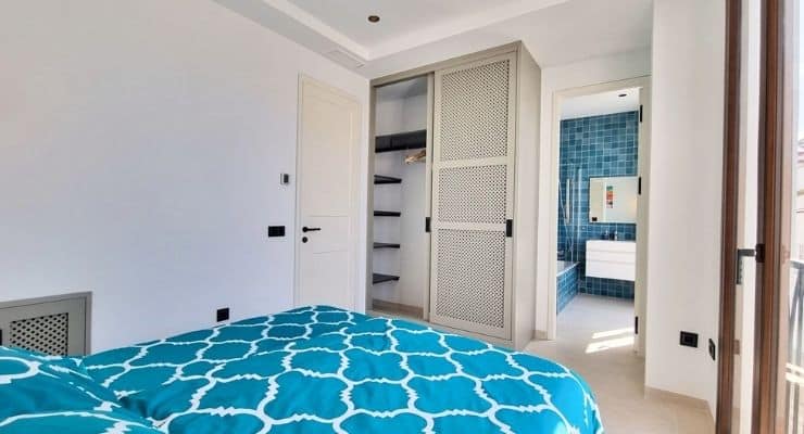 Chambre et salle de bain dans une location de vacances à Tarifa